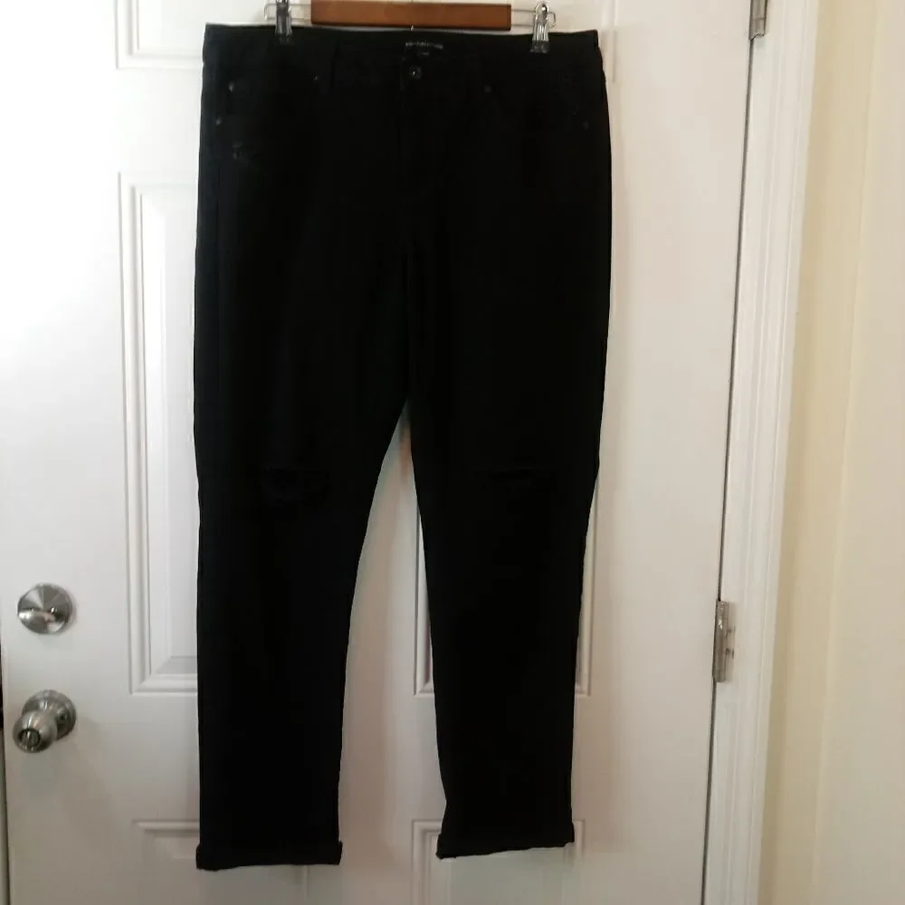 Signature Studio black distressed Jeans with cuffs